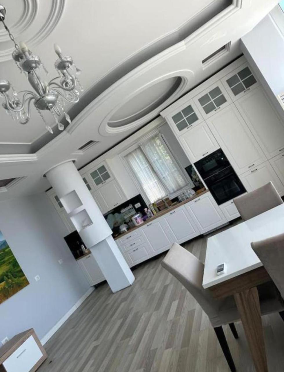 Kino Apartment Тирана Екстер'єр фото