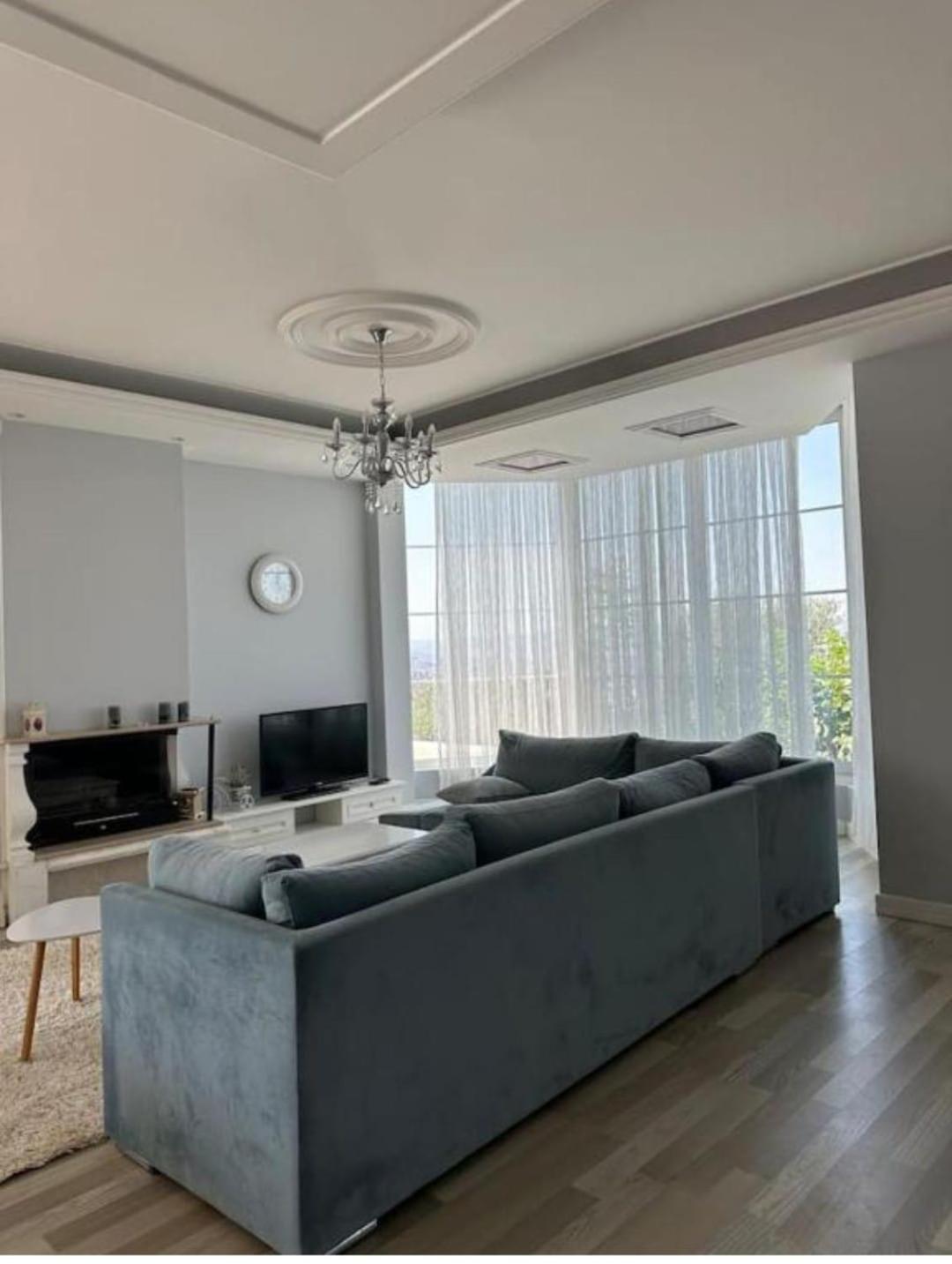 Kino Apartment Тирана Екстер'єр фото