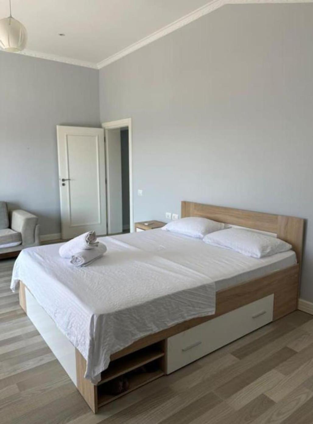 Kino Apartment Тирана Екстер'єр фото